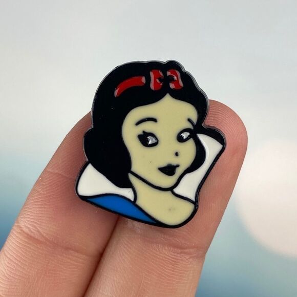 Snow White Head Enamel Pin/ Brooch Lapel - Picture 1 of 6